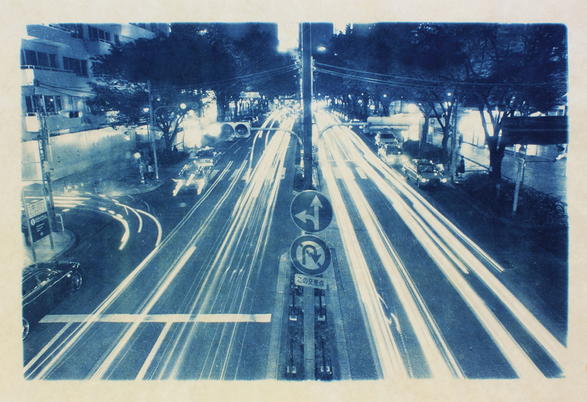 《光る夜・表参道》和紙にサイアノタイププリント、56.5×86.5cm、2009年