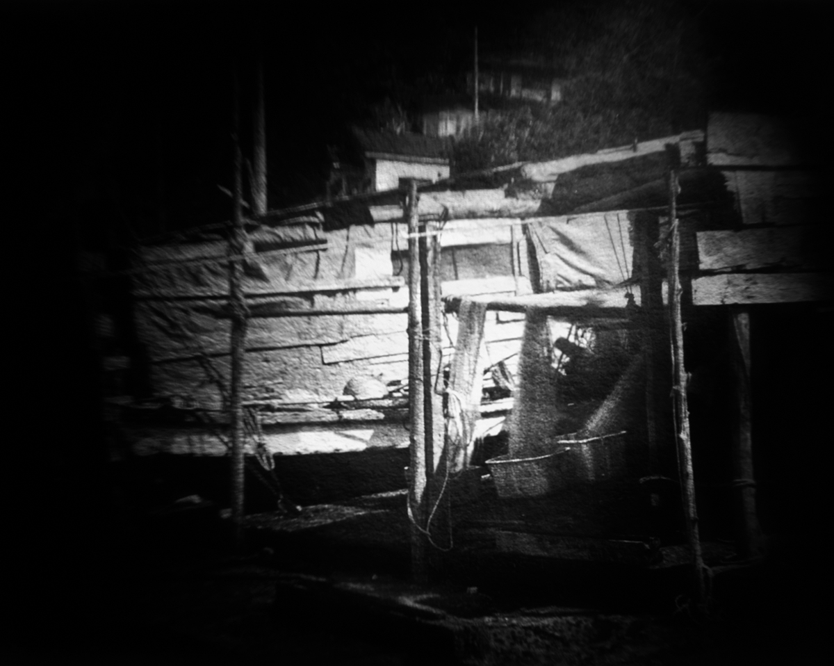 《船小屋、旧三厩村鎧島付近》 ラムダプリント、2016年