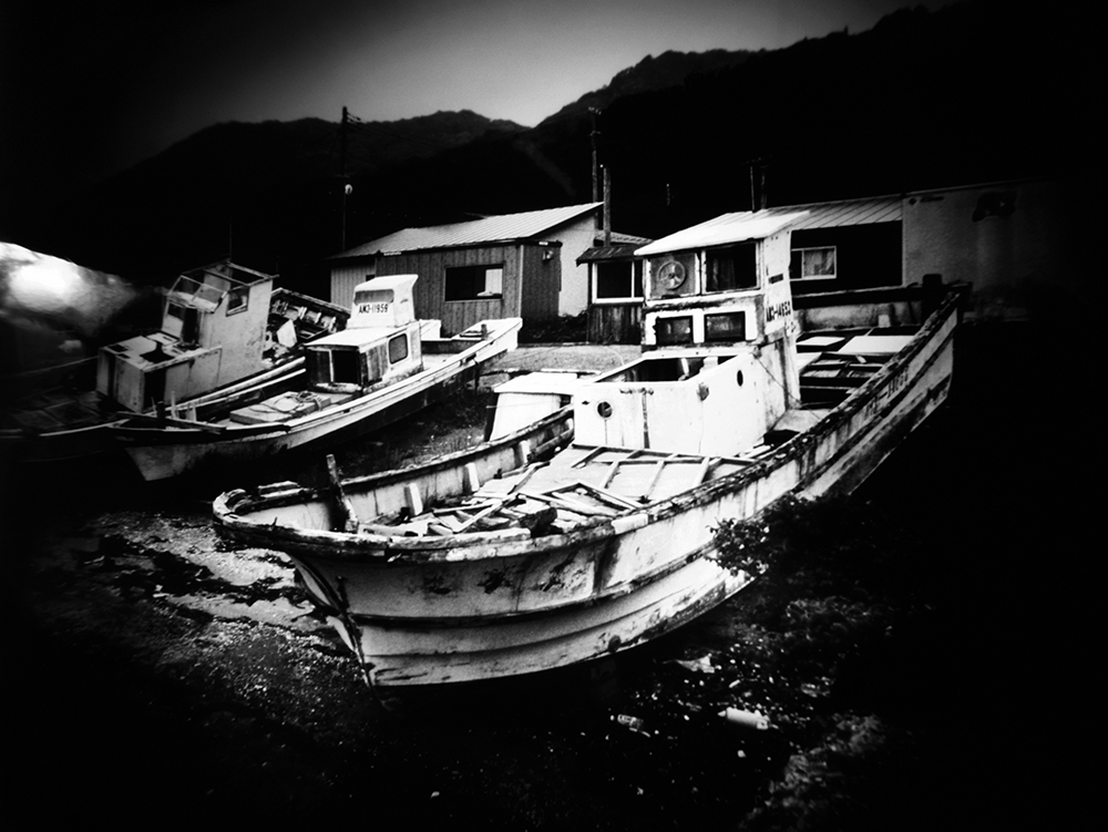 《廃船、外ヶ浜町》ラムダプリント、2016年
