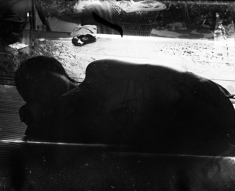 《寝そべるよ志夫人、1910年、2014年》ピンホールカメラによる撮影、インクジェットプリント、2014年
