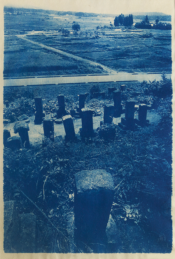 《常世・丘の墓地》和紙にサイアノタイププリント、2014年