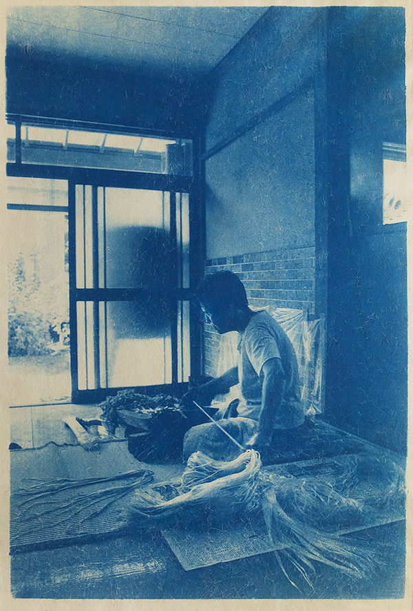 《カラムシの苧引きをする人》和紙にサイアノタイププリント、2015年